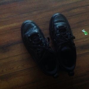 I'm selling black nikes